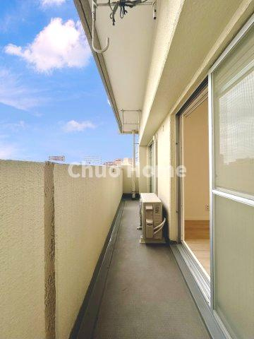 ニューハイツ中川のバルコニー|【バルコニー】幅もあって、奥行きもあるゆとりのバルコニー。洗濯物を干したり乾かしたりだけでなく、ただ出てみるだけでも気持ちいいですよ。