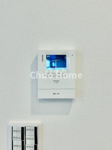 ニューハイツ中川のセキュリティ|【モニターホン】誰が来たかすぐにわかるカラーモニター付きインターホン。通話ボタンを押すまでは室内の音は漏れていませんので相手を確かめてから応対できます。