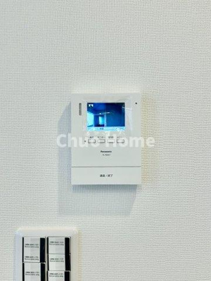 【セキュリティ】 | ニューハイツ中川 | 【モニターホン】誰が来たかすぐにわかるカラーモニター付きインターホン。通話ボタンを押すまでは室内の音は漏れていませんので相手を確かめてから応対できます。