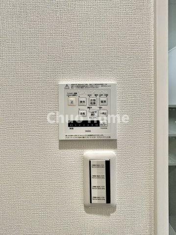 ニューハイツ中川の内装|【浴室乾燥機】暖房・冷風・換気・乾燥が可能です。毎日を快適に過ごせるうれしい機能が揃っています。雨の日の洗濯物も安心です。