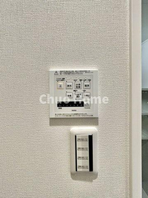 【内装】 | ニューハイツ中川 | 【浴室乾燥機】暖房・冷風・換気・乾燥が可能です。毎日を快適に過ごせるうれしい機能が揃っています。雨の日の洗濯物も安心です。