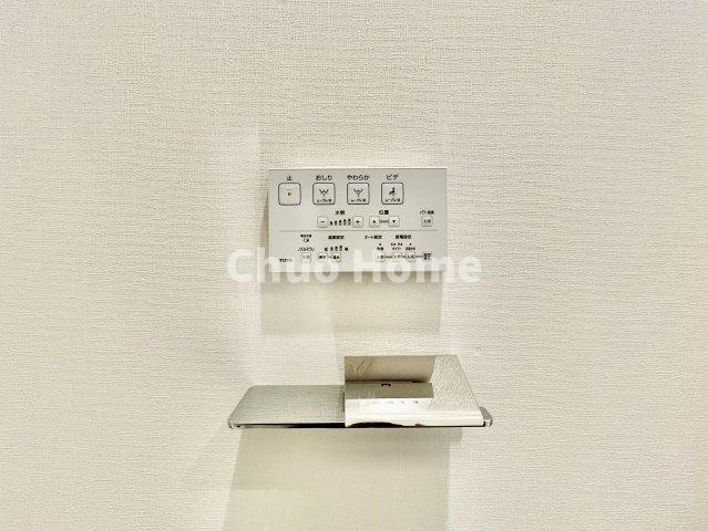 ニューハイツ中川の内装|【ウォシュレット】清潔に使いたいお手洗いには最適な設備です。もちろんウォームレットも標準装備です。