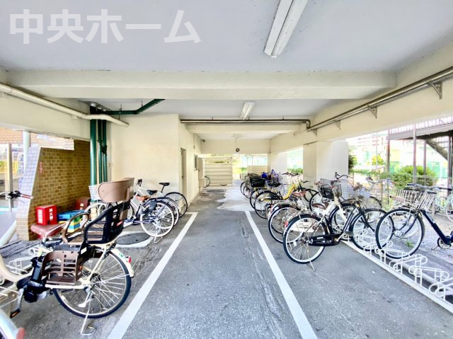 ニューハイツ中川の駐輪場|【自転車置き場】最新の空き状況や費用などの詳細は担当スタッフまでお問い合わせください。