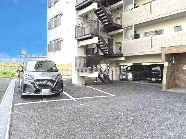 ニューハイツ中川の駐車場|【敷地内駐車場】最新の空き状況や費用などの詳細は担当スタッフまでお問い合わせください。