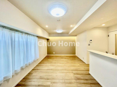 【キッチン】 | ニューハイツ中川 | 視界に広がりを生むオープンなキッチン。料理や片付けをしながら、家族との会話を楽しんだり、リビングで遊ぶ子どもを見守れます。ご見学時には家具の配置などもイメージしながらぜひご覧になって見て下さい。