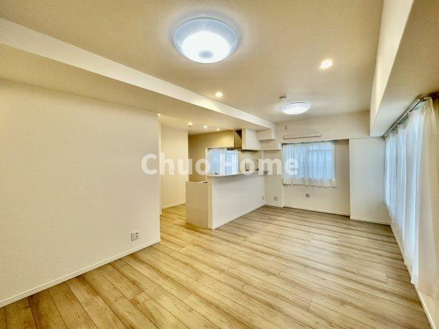 ニューハイツ中川の居間・リビング|【リビングダイニング】一日の中で多くの時間を過すことになるリビングダイニングだからこそ、いつも穏やかな空間であることが必然。爽やかな通風と採光を存分に感じる事が出来る空間です。