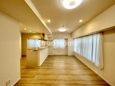 【ダイニング】 | ニューハイツ中川 | 【ダイニング】忙しい朝でも、しっかり家族が揃って食事をして頂けるゆとりある大きさのダイニングスペース。奥様が作る手料理をカウンター越しに受けとって頂き、テーブルで囲む素敵な時間を存分に愉しんで下さい。