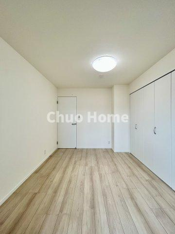 ニューハイツ中川の寝室|【寝室】心と体をゆったりと安らげる主寝室。寝室のゆとりが大きい分だけ、暮らしの安らぎは深まります。一日の疲れを癒すだけでなく、ご夫婦の親密な語らいを紡ぎ出します