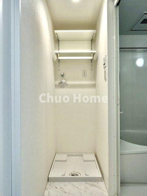 【ランドリースペース】 | ニューハイツ中川 | 【ランドリースペース】担当者がスケールを持ち歩いておりますので、ご見学時には現在お使いの洗濯機などがきちんと収まるかなどもチェックして下さい。見学前に測っておくと非常に便利だと思います。