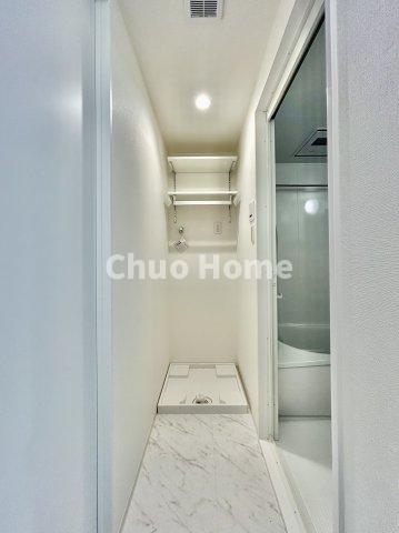 ニューハイツ中川の脱衣所|【洗面所】明るい洗面所は朝をすっきりさせてくれる空間です。バタバタしている忙しい朝でも収納が多い洗面台では短い時間で効率良く支度ができます。