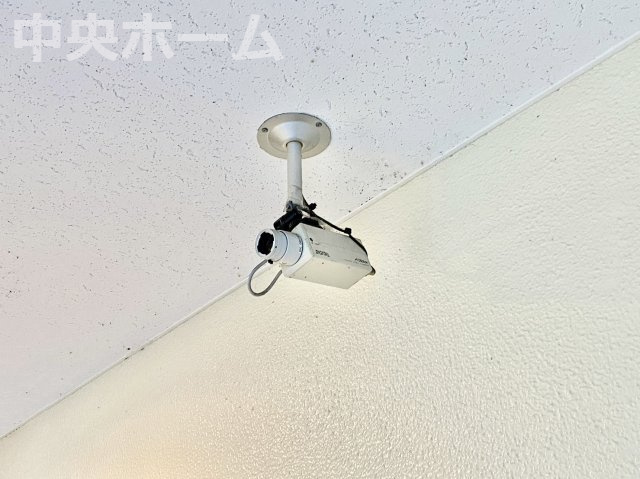 ニューハイツ中川の防犯設備|【防犯カメラ】何かあった時の大事な証拠になることももちろんなりますが、防犯というくらいですので大事なのは防犯カメラがあることによって抑止力につながることですよね。