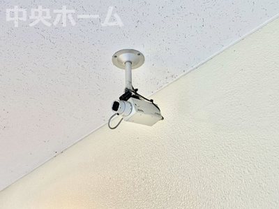 【防犯設備】 | ニューハイツ中川 | 【防犯カメラ】何かあった時の大事な証拠になることももちろんなりますが、防犯というくらいですので大事なのは防犯カメラがあることによって抑止力につながることですよね。
