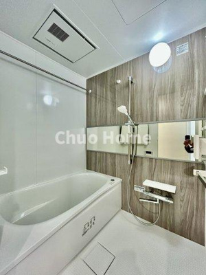 【浴室】 | ニューハイツ中川 | 【バスルーム】暖房換気乾燥機付きシステムバスルーム。暖房・冷風・換気・乾燥など、毎日を快適に過ごせるうれしい機能が揃っています。雨の日の洗濯物も安心です。