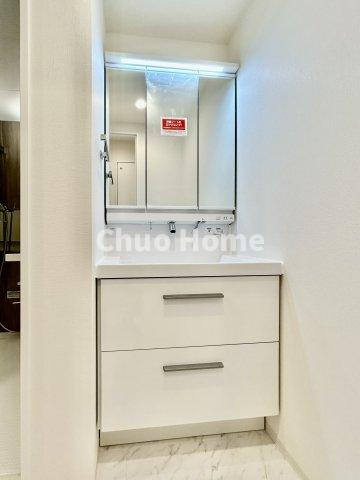 ニューハイツ中川の独立洗面台|【洗面化粧台】洗面化粧台には三面鏡を採用。身だしなみを整えやすい事はもちろんですが、鏡の後ろに収納スペースを設ける事により、散らかりやすい洗面スペースをすっきりさせる事が出来るのも嬉しいですね