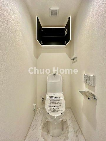 ニューハイツ中川のトイレ|【トイレ】 収納スペースをしっかりと確保した温水洗浄便座機能付きトイレ。温水洗浄便座は清潔にお使いいただくための大切なアイテムです。