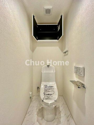 【トイレ】 | ニューハイツ中川 | 【トイレ】 収納スペースをしっかりと確保した温水洗浄便座機能付きトイレ。温水洗浄便座は清潔にお使いいただくための大切なアイテムです。