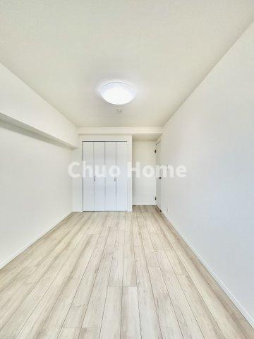 ニューハイツ中川の洋室|【洋室】快適に過ごす条件は、一人ひとり違います。だからこそ飾り過ぎないシンプルな内装と偏り過ぎないデザインで統一しております。居住していく中でオーナー様だけの【マイホーム】に創り上げて下さい