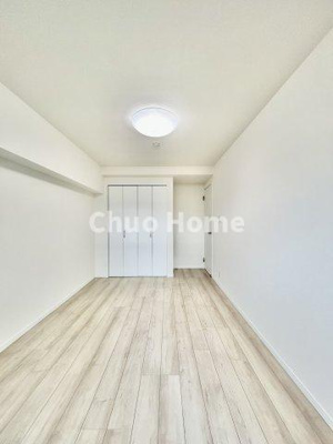 【洋室】 | ニューハイツ中川 | 【洋室】快適に過ごす条件は、一人ひとり違います。だからこそ飾り過ぎないシンプルな内装と偏り過ぎないデザインで統一しております。居住していく中でオーナー様だけの【マイホーム】に創り上げて下さい