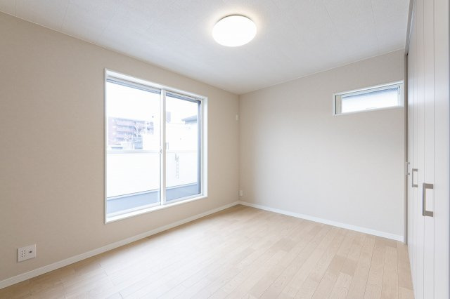 【価格改定】向日市上植野町御妙林の洋室|洋室約6帖
書斎が隣接されており、テラスへの出入りが可能です。