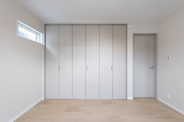 向日市上植野町御妙林の収納|洋室約6帖のクローゼット。
ワイドタイプで収納力たっぷりです。