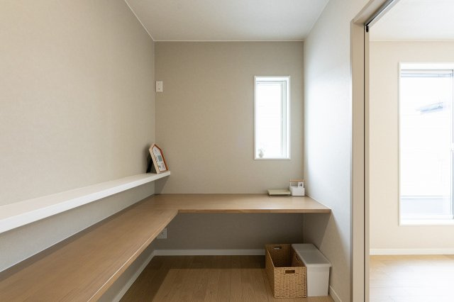 【価格改定】向日市上植野町御妙林の設備|書斎
長時間の在宅ワークも快適に過ごせるよう、十分なスペースが確保されております。