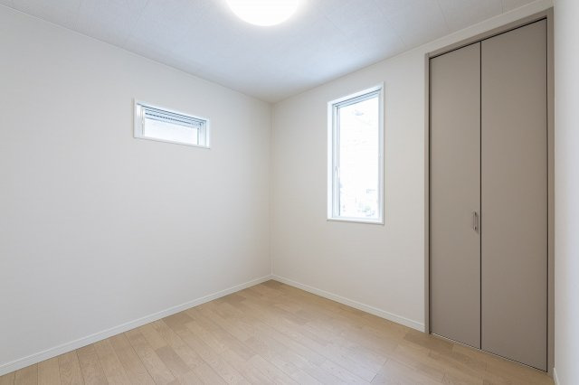 向日市上植野町御妙林の洋室|洋室約4.5帖
クローゼット完備の、子供部屋にも適した広さのお部屋です。