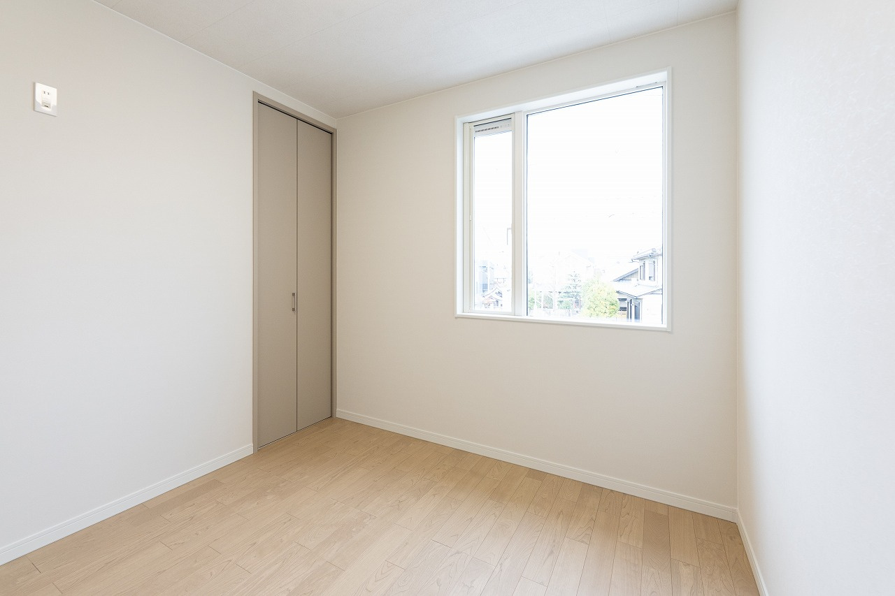 向日市上植野町御妙林の洋室|洋室約4.5帖
広めの窓が、明るい光を差し込んでくれます。