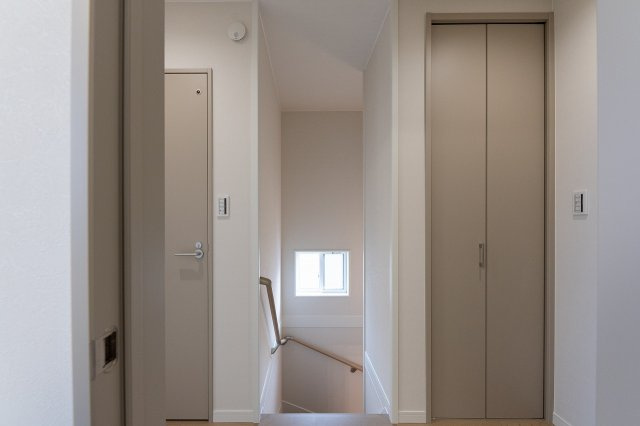 【価格改定】向日市上植野町御妙林の収納|2階階段周辺の収納です。
掃除道具など、様々な日用品を収納するこが可能です。