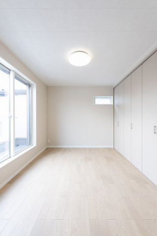 【価格改定】向日市上植野町御妙林の洋室|洋室約6帖
寝室に適した広さの明るいお部屋です。