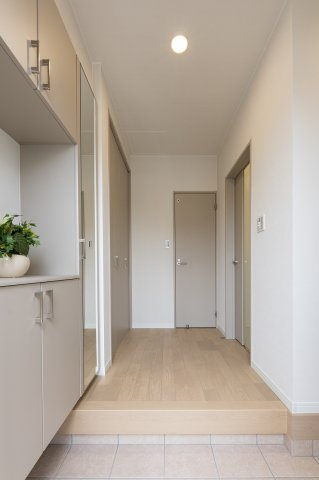 【価格改定】向日市上植野町御妙林の玄関|シューズボックス完備の玄関フロアとなっております。