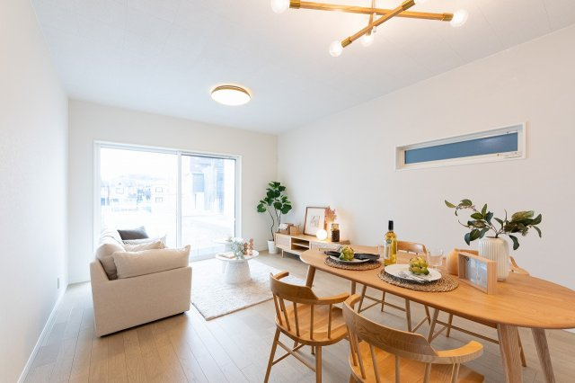 【価格改定】向日市上植野町御妙林の居間・リビング|リビングとダイニングエリアが程よい距離で配置されています。