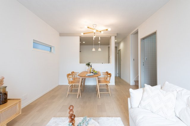 向日市上植野町御妙林のダイニング|各エリアが独立間を保ちつつも、オープンで調和のとれた雰囲気が漂います。