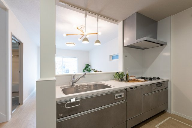 向日市上植野町御妙林のキッチン|高級感あるグレー基調の食器洗乾燥機付きのシステムキッチンです。