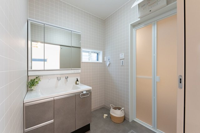 【価格改定】向日市上植野町御妙林の独立洗面台|使い勝手のよいワイドタイプの三面鏡付洗面化粧台です。