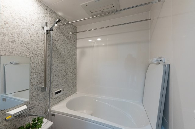 【価格改定】向日市上植野町御妙林の浴室|大理石風のデザインがお洒落な浴室空間を演出してくれます。