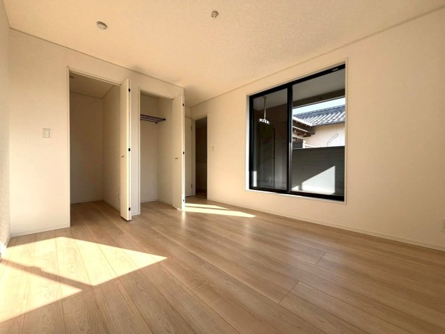 クワイエ　大垣市昼飯町第11　全1区画分譲の洋室|建具やクロスなどをトータルデザインでコーディネートしており、室内に落ち着きと安らぎを与えてくれます。
全居室収納付き！寝室やお子様のお部屋がスッキリ片付きます。