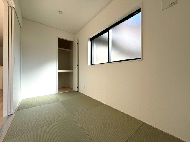 クワイエ　大垣市昼飯町第11　全1区画分譲の玄関|玄関ドアの取手ハンドル部分にセンサーがついて、カードタイプ・シールタイプのキーで施錠が可能で便利です。
お買い物の荷物で手が塞がっていても、楽々開錠できます。毎日の外出前の時間も短縮されて快適です！