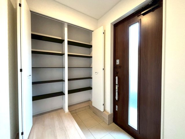 クワイエ　大垣市昼飯町第11　全1区画分譲の玄関|大容量のシューズ収納付きで玄関周りもすっきり！玄関ドアからの光が玄関ホールを明るくしてくれます。