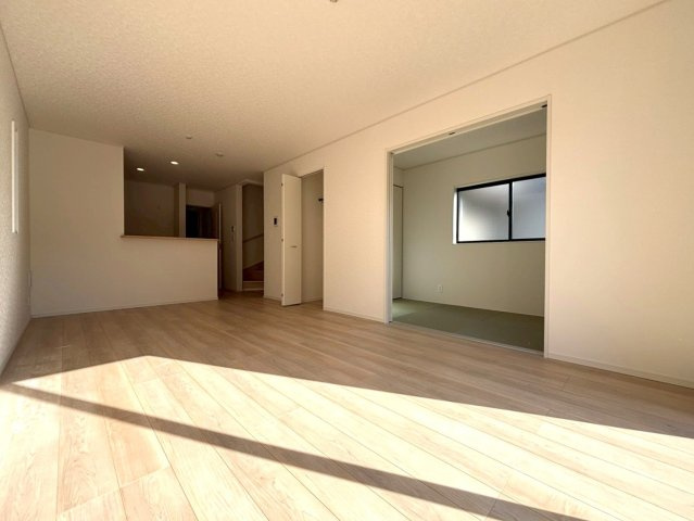 クワイエ　大垣市昼飯町第11　全1区画分譲のキッチン|お手入れがラクなステンレスをワークスペース部分トップに使用した、機能的で美しいシステムキッチンです。
浄水器組込み水栓でシンクまわりがスッキリ広々お使いいただけます。フラットな造りでお掃除も楽々です。