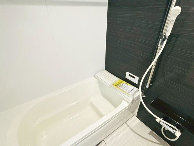 クワイエ　大垣市昼飯町第11　全1区画分譲の独立洗面台|床材に受ける様々な傷や、温度・湿度変化による、クラックの発生を大幅に抑える特殊加工を施工済みです。
水栓はリフトアップできて両手が使えます。またハンドシャワーでも使えます。