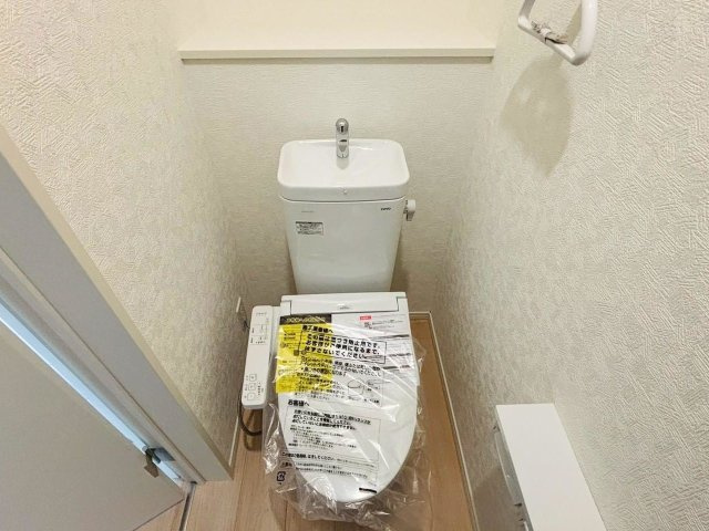 クワイエ　大垣市昼飯町第11　全1区画分譲の寝室|全居室にたっぷり収納できる大型収納を設置。窓ガラスは、断熱性能や結露防止効果の高いペアガラスを採用！
高い断熱性と共にガラス面の結露対策にも効果を発揮し湿気によるカビの発生を抑止します。