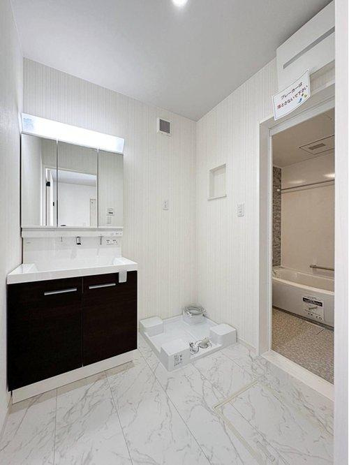 廿日市市宮島口上1丁目 No.Aの洗面所|シャワー付き洗面化粧台☆
洗面台にシャワー機能が付いたもので、シャンプーなども行える多機能洗面台です。また、顔や手を洗うためだけではなく、シャワー付き洗面台を使えば手洗い洗濯などでも利用できます♪