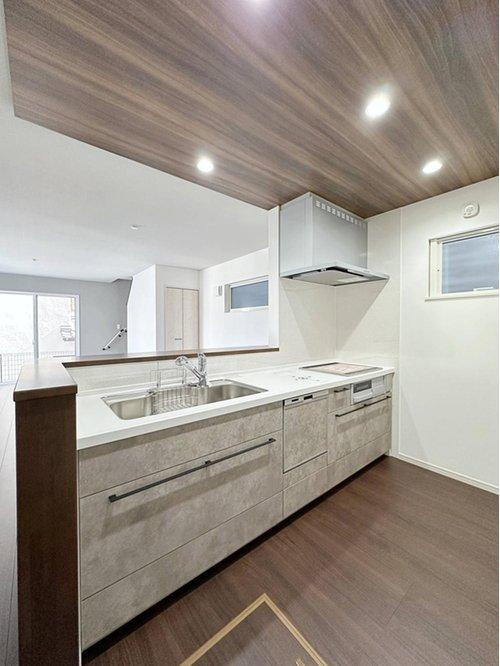 廿日市市宮島口上1丁目 No.Aのキッチン|人造大理石天板使用のシステムキッチン☆
人造大理石天板は水垢が付きにくく汚れが落ちやすいのでお手入れも楽ちんです♪