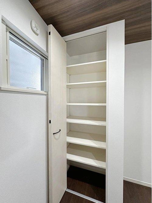 廿日市市宮島口上1丁目 No.Aの収納|キッチンパントリー収納☆
キッチンで使う小物や食材のストックなどを収納でき、キッチン回りもスッキリとします♪