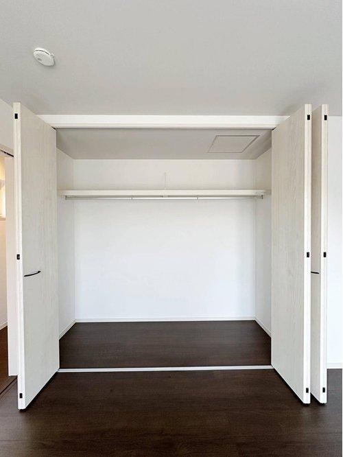 廿日市市宮島口上1丁目 No.Aの収納|全居室収納☆
7帖の主寝室はたくさん収納できるワイドクローゼットです♪