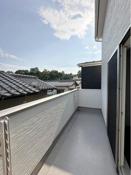 廿日市市宮島口上1丁目 No.Aのバルコニー|ルーフバルコニー☆
広々としたスペースなので洗濯物などの作業もしやすいです♪