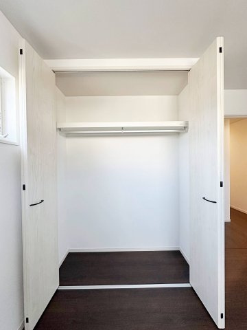 廿日市市宮島口上1丁目 No.Aの収納|全居室収納☆
5.4帖洋室のクローゼットです♪