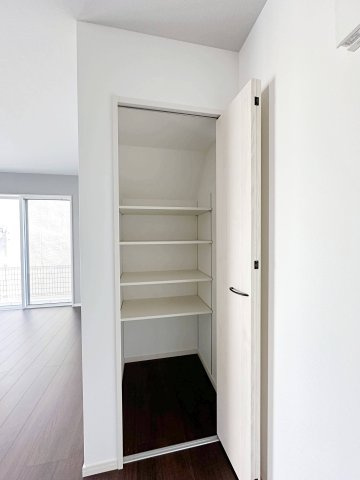 廿日市市宮島口上1丁目 No.Aの収納|リビング収納☆
可動棚のため好きな高さに調整できます♪