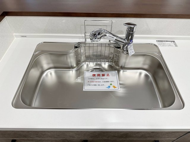 廿日市市宮島口上1丁目 No.Aのキッチン|浄水機能付きステンレスシンク☆
ステンレスシンクは傷や汚れに強く、お手入れも簡単で使いやすいです♪
さらにワンタッチで浄水に切り替えができる為とても便利です！