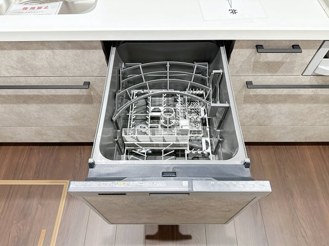 廿日市市宮島口上1丁目 No.Aのキッチン|4人から5人分の食器洗浄乾燥機☆
水道代の節約にもなり、家事の時短もできる優れ物です♪
スライド式で上から全体が見えるため食器の出し入れもスムーズです♪